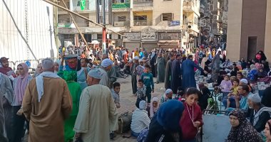 بدء توافد آلاف المواطنين للاحتفال بالليلة الختامية لمولد الدسوقى.. صور