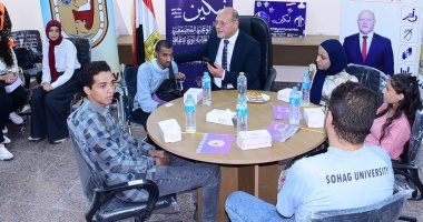 حوار من القلب.. رئيس جامعة سوهاج يلتقى الطلاب ذوى الإعاقة ويشاركهم الغداء