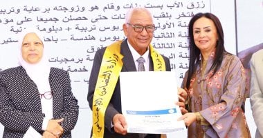 خرجهن مهندسات ومبرمجات.. الأب القدوة بالوادى الجديد أفنى حياته لتربية بناته الستة