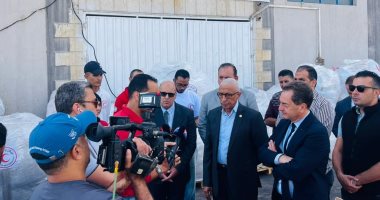 محافظ شمال سيناء والسفير الفرنسى يتفقدان مخازن الهلال الأحمر بالعريش