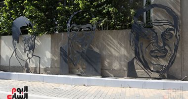 مجدى يعقوب فى مجسم على الطريق المؤدى للمتحف المصرى الكبير