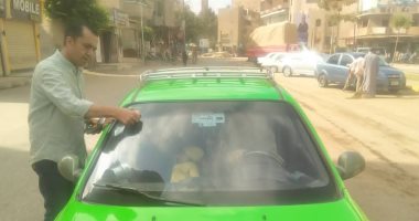رئيس مدينة منوف يشرف على وضع ملصقات بالتعريفة الجديدة لسيارات التاكسى