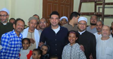 نائب محافظ سوهاج يؤدى صلاة الجمعة بمسجد العارف بالله ويستمع للمواطنين.. صور