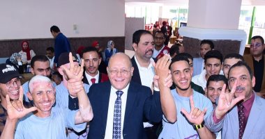 رئيس جامعة سوهاج يشارك الطلاب ذوى الهمم الألعاب الترويحية ضمن مبادرة تمكين