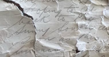 العثور على رسالة بزجاجة على شاطئ أسترالي تعود للحرب العالمية عمرها 100 عام