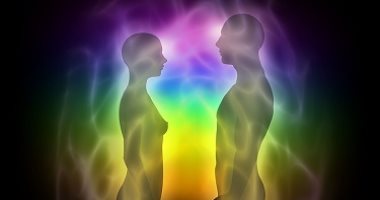 إزاي تختار لون ملابس وإكسسوارات يحسن طاقتك؟.. السر في ألوان الهالة