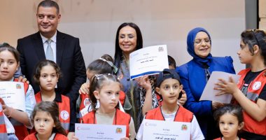 وزيرة التضامن تسلم مجموعة من الأطفال الفلسطينيين شهادات اجتياز دورة المنقذ الصغير