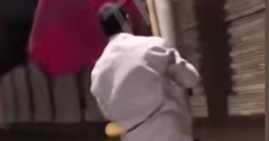 عم شريف.. مصري يضرب مثالا في احترام الضيوف برفع علم دولة سقط قبل افتتاح المتحف