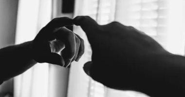 كيف تعيد المرايا الطاقة الإيجابية لبيتك؟.. السر في هذا الروتين