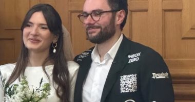 عريس فرنسي يحول بدلة زفافه للوحة إعلانات لتغطية مصاريف الحفل.. صور