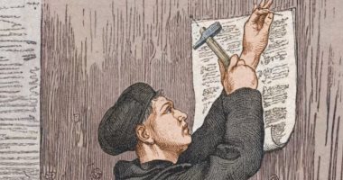 مارتن لوثر ينشر 95 أطروحة ثورية على باب كنيسة القلعة.. اعرف الحكاية