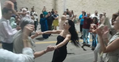 سياح يشاركون المصريين فرحتهم.. أجانب يرقصون في شوارع الهرم احتفالًا بافتتاح المتحف المصري