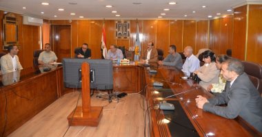 محافظ أسيوط يجرى مقابلات لاختيار رؤساء قرى جدد لتمكين الشباب والمرأة