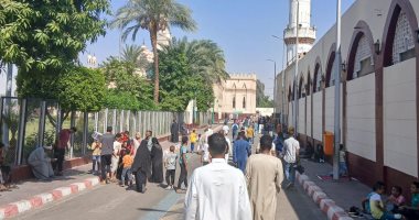 أكبر مساجد قنا.. المئات يؤدون صلاة الجمعة بمسجد عبد الرحيم القنائى.. فيديو