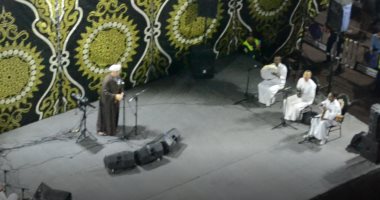محمود التهامى ينشد قصائد مدح الرسول فى الليلة الختامية لمولد الدسوقي بكفر الشيخ.. فيديو وصور