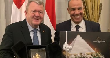 وزير خارجية الدنمارك يهدي بدر عبد العاطي مجسما للأهرامات من مكعبات ليجو