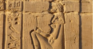 نقش يوثق استخدام كرسى الولادة فى مصر القديمة