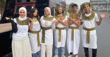 أطفال وشباب في الجيزة يرتدون الزى الفرعوني احتفالا بالمتحف الكبير.. صور -  اليوم السابع