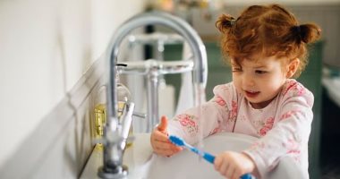 "FDA" تحذر من إعطاء الأطفال أقراص الفلورايد لحماية أسنانهم من التسوس
