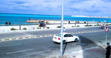 طبيعة خلابة وأجواء غائمة مع طقس خريفى معتدل على كورنيش مطروح.. فيديو