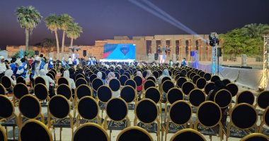 شاشات أمام معبد الأقصر لعرض احتفالية افتتاح المتحف المصري الكبير.. فيديو