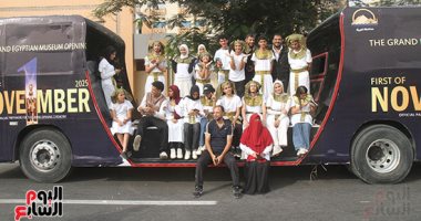 باصات مزيّنة وأعلام ترفرف في الشوارع.. المتحف الكبير يشعل أجواء الجيزة