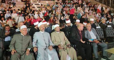 أهالى الغردقة يحتشدون أمام الشاشات لمشاهدة افتتاح المتحف المصرى الكبير.. صور