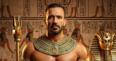 على معلول يحتفل بافتتاح المتحف المصري الكبير بـ الزى الفرعونى