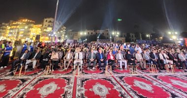 أهالى الأقصر أمام الشاشات العملاقة لمتابعة افتتاح المتحف المصرى الكبير.. فيديو