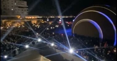 الجمهور يلتف حول شاشات مكتبة الإسكندرية لمتابعة افتتاح المتحف الكبير.. صور