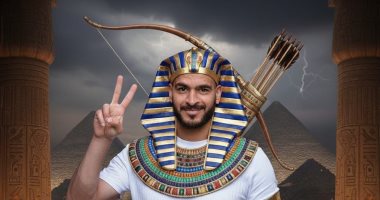 حامد حمدان بالزى الفرعونى والقوس والسهم احتفالا بافتتاح المتحف المصرى الكبير
