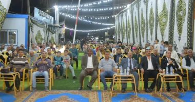 اصطفاف أهالي الشرقية أمام شاشات عرض لمشاهدة حفل افتتاح المتحف.. صور