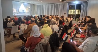 بالزى الفرعونى.. الجالية المصرية ببرلين تتابع البث المباشر لافتتاح المتحف الكبير