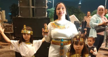بالزى الفرعونى.. أسرة مصرية تحتفل بافتتاح المتحف المصرى الكبير