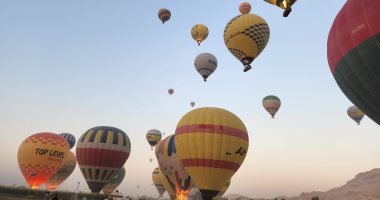 فرحة افتتاح المتحف المصرى الكبير تبدأ من قلب رحلات البالون الطائر بحفاوة كبيرة بين السياح والعاملين برحلة المغامرة الساحرة لضيوف مصر.. واستمتاع السائحين فجراً بتحليق 1740 أجنبى على متن 80 بالونا طائرا