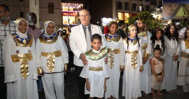 فرحة أهالى أسوان بافتتاح المتحف المصرى الكبير.. حضور سياحى وأطفال بزى فرعونى