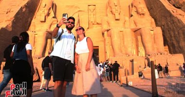حب وتاريخ.. سياح في أسوان يعيدون ذكريات زواجهم من قلب الحضارة المصرية