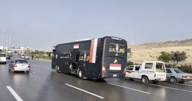 حافلات تجوب شوارع الجيزة بالأعلام والأغانى احتفالا بالمتحف الكبير.. صور