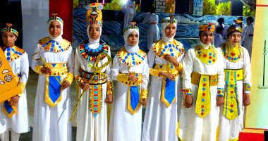 طالبات مدارس الداخلة بزى فرعونى من صنعهن باحتفالات المتحف المصرى الكبير