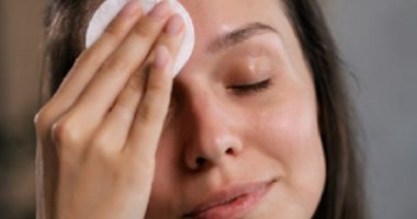 4 خطوات لإزالة المكياج بسهولة والحفاظ على نعومة البشرة