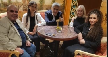 الزميل محمد فهيم مع حفيدتا الفنان عبد الرحمن أبو زهرة