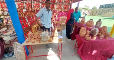 منتجات الحرف اليدوية بالوادى الجديد تتصدر المعرض الزراعى الدولى.. مقتنيات العرجون وديكورات الخزف والفخار ولوحات الرمل الطبيعية تعكس تراث الواحات القديمة.. وحرفيون يطالبون بمد فترة المعرض لتسويق منتجاتهم .. صور