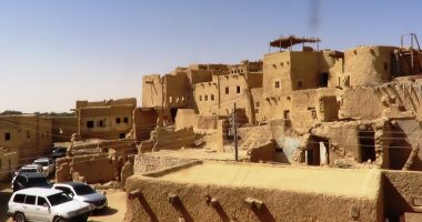 الدولة تضع واحة سيوة ضمن أولويات التنمية.. الحفاظ على تراث وبكارة الواحة كأكبر منتجع سياحى ومركز للاستشفاء.. تنفيذ مشروعات بمليارات الجنيهات.. رصف الطريق القادم من الواحة بالخرسانة بتكلفة 3.4 مليار جنيه.. صور