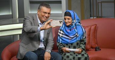 عمرو الليثي يهدى الحاجة مبروكة مبلغا لتجهيز ابنتها فى واحد من الناس