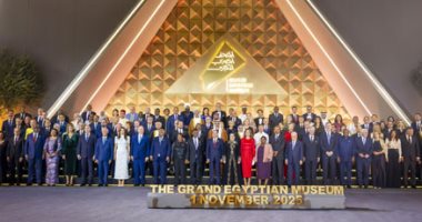 الرئيس السيسى يتوسط صورة تذكارية مع القادة المشاركين فى حفل افتتاح المتحف