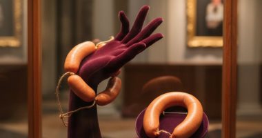 استبدل المجوهرات بلحمة.. جزار فرنسى يستغل سرقة متحف اللوفر للترويج لنفسه