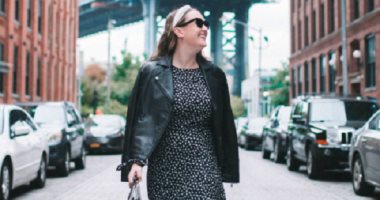 6 طرق لتنسيق الجاكيت الجلد في شتاء 2026.. من الجامعة للسهرات