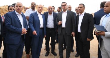 وزير الإسكان يتفقد الطرق ومشروع للإسكان المتوسط بمدينة حدائق أكتوبر