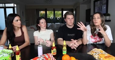 عائلة بلوجرز أسترالية تهاجر إلى بريطانيا لتجنب حظر وسائل التواصل الاجتماعى