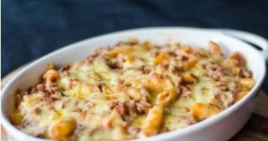 طريقة عمل طاجن المكرونة بالبصل وقطع الدجاج في 5 خطوات 